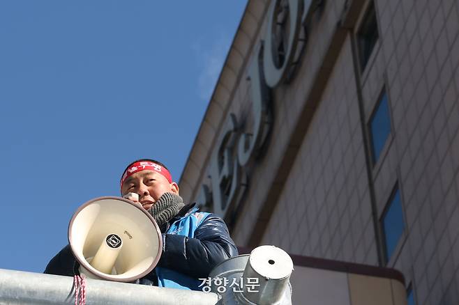 세종호텔 해고노동자인 고진수씨가 지난 13일 서울 중구 퇴계로 지하차도 진입 차단시설에 올라 정리해고 철회를 요구하며 농성을 벌이고 있다. 정효진 기자