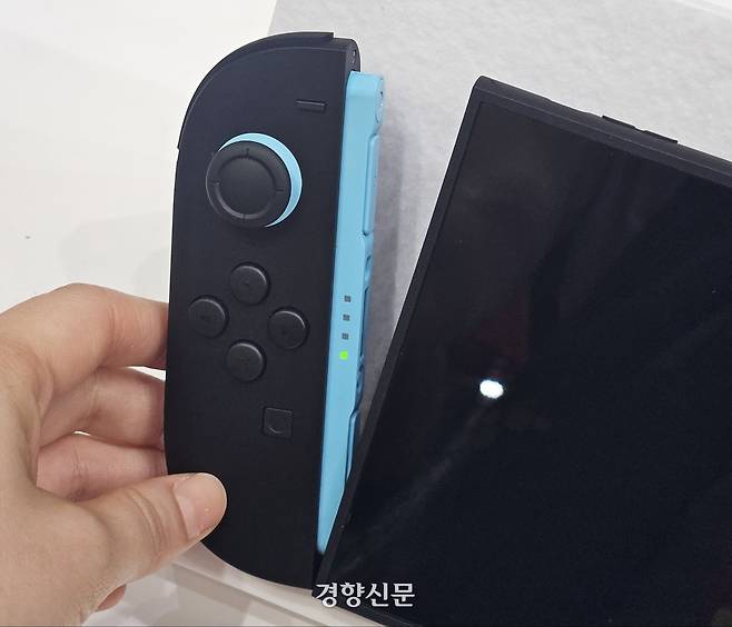 스위치2의 특징 중 하나는 화면 양쪽에 달린 컨트롤러다. 전작이 위아래로 뽑아 쓰는 슬라이드식이었다면 이번에는 아예 분리가 된다. 최민지 기자