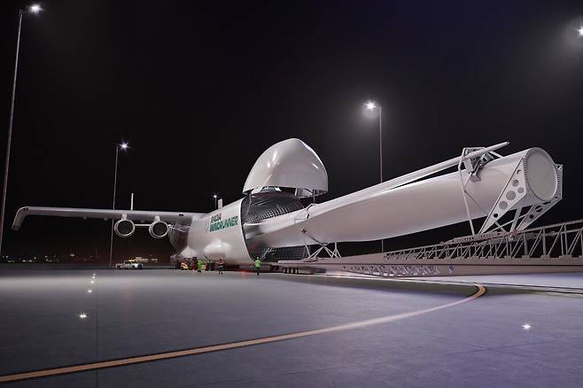 미국 스타트업 라디아가 개발 중인 대형 화물기 ‘윈드 러너’ 상상도. 길이가 108ｍ에 이르러 거대 풍력발전기 날개를 적재하도록 고안됐다. 라디아 제공