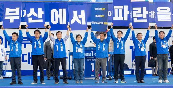 이재명, 부산 표심 공략- 더불어민주당 이재명 대선 후보와 부산선거대책위원회가 1일 부산역 광장에서 열린 유세에서 ‘부산 공약’을 들어보이고 있다.  이원준 기자 windstorm@kookje.co.kr