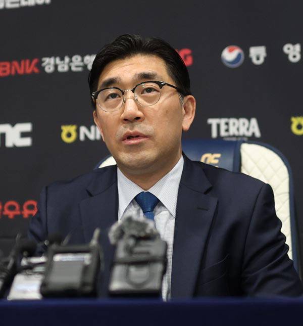 지난달 30일 기자회견 하는 NC 이진만 대표이사. 연합뉴스