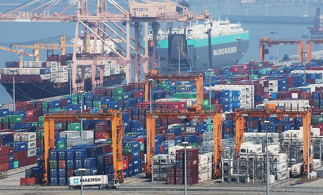 Containers stacked at Pyeongtaek Port in Gyeonggi Province on June 1 (Yonhap)