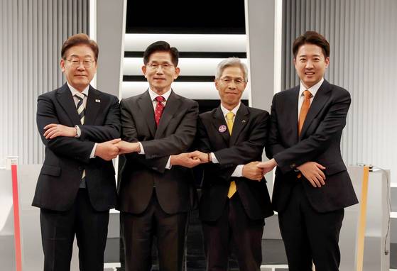From left: Lee Jae-myung of the Democratic Party, Kim Moon-soo of the People Power Party, Kwon Young-gook of the Democratic Labor Party and Lee Jun-seok of the Reform Party pose for a photo ahead of the second televised presidential debate on May 23 at the KBS studio in Yeongdeungpo District, western Seoul. [JOINT PRESS CORPS]