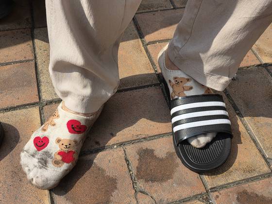 A 75-year-old woman lost one of her slippers while being evacuated through the tunnel. [LEE YOUNG-KEUN]