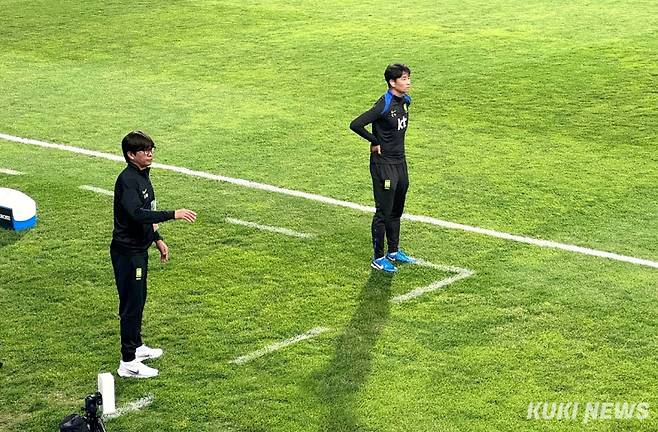 후반 추가시간 선수들에게 “올라가”라고 지시하고 있는 신상우 감독. 이영재 기자