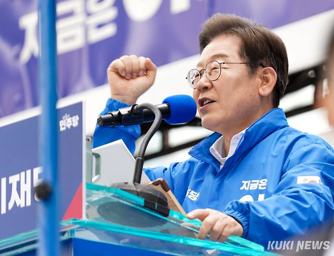 이재명 더불어민주당 대선 후보가 19일 서울 용산역 광장에서 열린 집중 유세에서 발언하고 있는 가운데 주변에 경호용 방탄 유리가 설치돼 있다. 유희태 기자