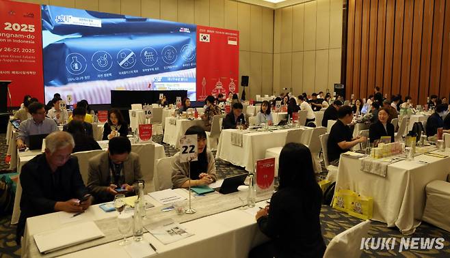 충남해외시장개척단이 지난 27일 김태흠 지사 출장에 맞춰 인도네시아에서 수출상담회를 갖고 있다.