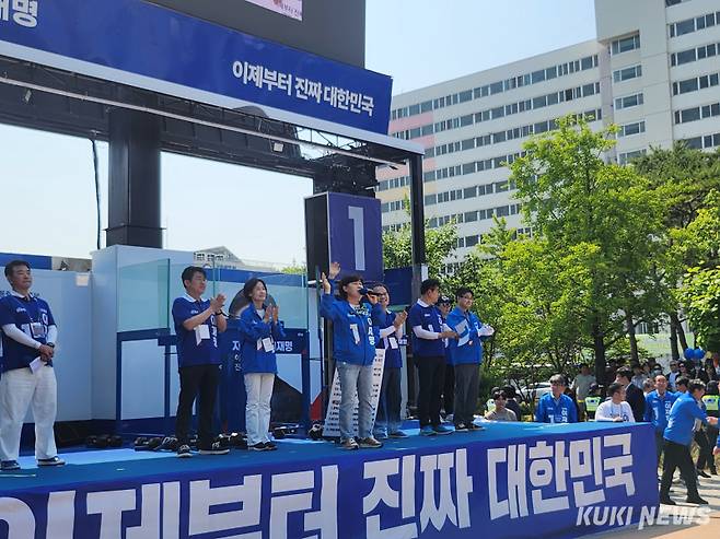 서영교 더불어민주당 의원이 1일 경북 안동시 웅부공원에서 열린 이재명 민주당 대선 후보 집중 유세에서 지원에 나섰다. 권혜진 기자