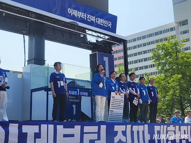 박은정 조국혁신당 의원이 1일 경북 안동시 웅부공원에서 진행된 이재명 더불어민주당 대선 후보 집중 유세에서 지원에 나섰다. 권혜진 기자