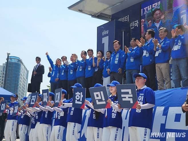 이재명 더불어민주당 대선 후보가 1일 대구시 동구 동대구역 앞 광장에서 열린 집중 유세에서 시민들에게 인사하고 있다. 권혜진 기자