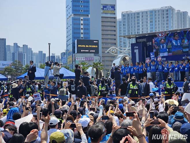 1일 대구시 동구 동대구역 앞 광장에서 이재명 더불어민주당 대선 후보의 집중 유세가 진행됐다. 권혜진 기자