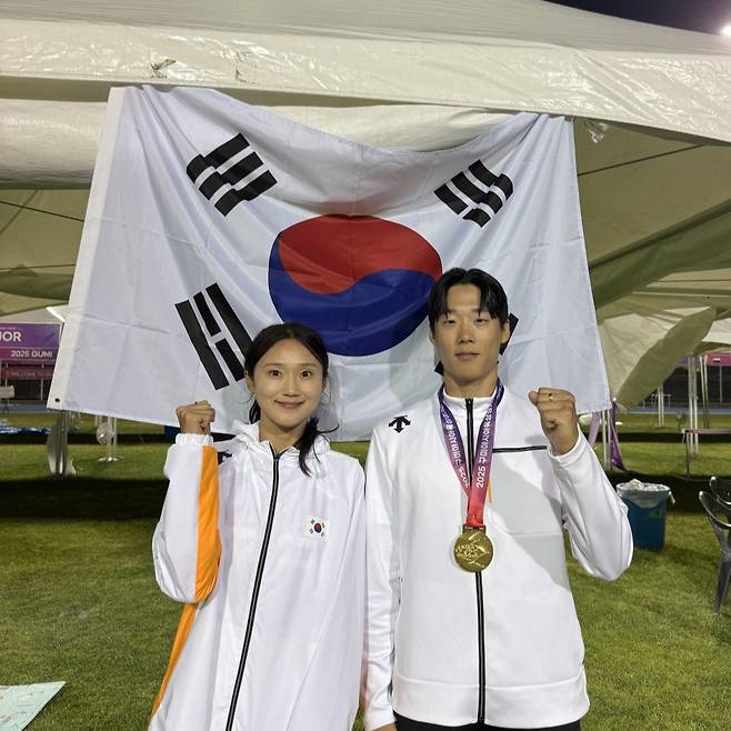 최근 경북 구미에서 열린  ‘2025 아시아육상경기선수권대회’ 남자 400m 계주에서 금메달을 따낸 광주광역시청 직장운동경기부 소속 이재성(오른쪽) 선수와 여자 400m 계주 결승에서 한국신기록을 세운 강다슬 선수. 광주광역시 제공