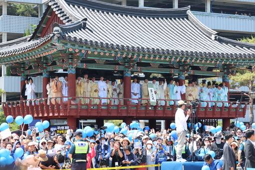 제21대 대선을 이틀 앞둔 1일 더불어민주당 이재명 대선 후보의 유세가 열린 경북 안동시의 웅부공원에서 이 후보를 지지하는 안동 유림들이 연설을 듣고 있다. 연합뉴스