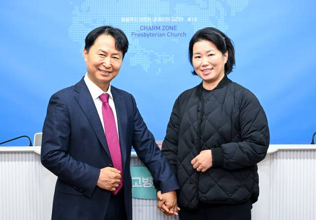 고 목사가 지난 18일 경기도 파주시 산내로 IBMS신앙공동체에서 아내이자 이 학교 디렉터인 홍행전 사모와 함께 학교 운영 철학을 이야기하는 모습. 파주=신석현 포토그래퍼