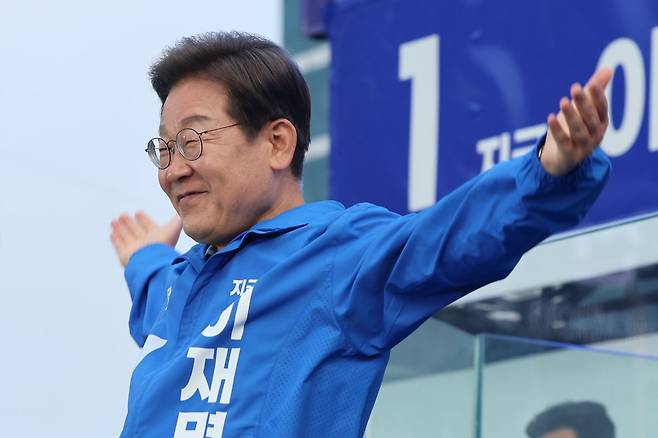 이재명 더불어민주당 대선 후보가 선거를 이틀 앞둔 1일 부산광역시 부산역광장에서 유세장을 가득 메운 시민들을 향해 인사하고 있다. 연합뉴스