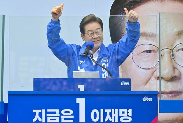 더불어민주당 이재명 대선 후보가 평택시 배다리생태공원에서 평택시, 안성시, 오산시 합동 유세를 통해 유권자들에게 지지를 호소하고 있다. 홍기웅기자