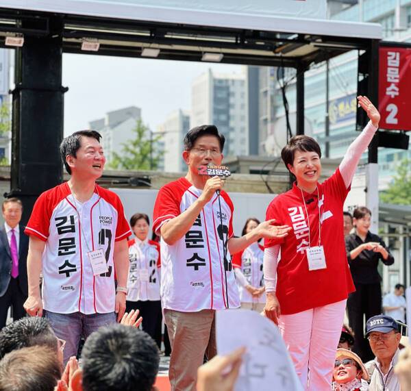 국민의힘 김문수 대선 후보가 김은혜 의원(사진 맨 오른쪽), 안철수 의원과 유세를 하고 있다. 의원실 제공
