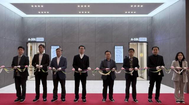 지난 7일 LH동탄주택전시관에서 진행된 의왕월암 A-1, A-3블럭 개관식에 강오순 LH경기남부지역본부장(왼쪽에서 네번째) 등 관계자들이 참석해 기념 테이프 커팅식을 진행했다. 이지민기자