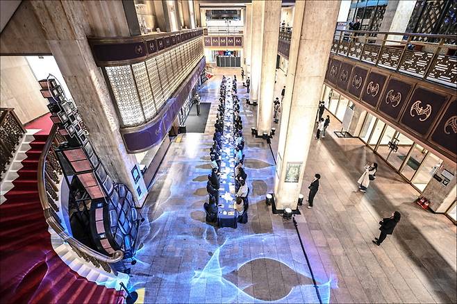 지난달 17일 서울 세종문회회관 로비에서 최현석 셰프의 파인 다이닝을 제공한 세종 인스피레이션-헤리티지 만찬. 만찬 다음날 서울시국악관현악단 창단 60주년 공연과 연계한 특별 이벤트로, 식사와 공연을 포함한 20만원짜리 티켓 50장이 완판됐다. [사진 = 세종문화회관]