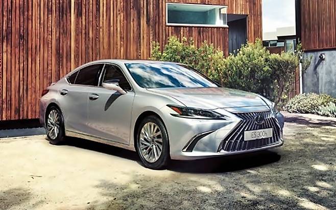 수입 하이브리드카 판매 1위인 렉서스 ES [사진출처=토요타]