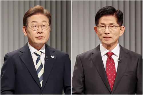 이재명 더불어민주당 대선 후보(왼쪽)·김문수 국민의힘 대선 후보가 지난달 23일 서울 여의도 KBS 스튜디오에서 열린 제21대 대선 2차 후보자 토론회를 준비하고 있다. [사진 출처 = 국회사진기자단]