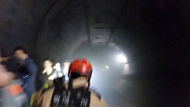 지난 31일 서울지하철 5호선 열차 안에서 방화로 인해 승객들이 지하 터널을 통해 대피하는 사건이 발생했다. 사진은 화재로 인해 대피하는 승객들의 모습. [사진 = 서울 영등포소방서]