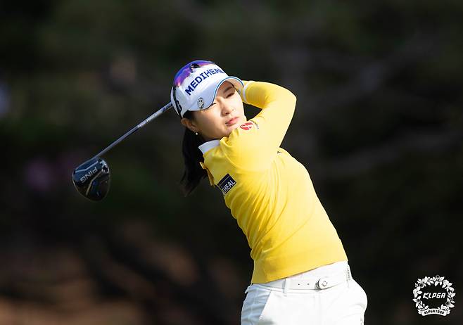 KLPGA 투어를 대표하는 스타 골퍼인 박현경은 E1 채리티 오픈 우승 상금으로 받은 1억 8000만원을 전액 기부해 수많은 골프팬들을 감동시켰다. KLPGA