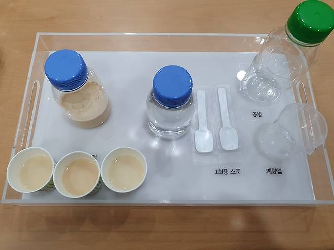 ‘야쿠르트XO’를 만들기 위해 필요한 배양액과 시럽, 향료. [이효석 기자]