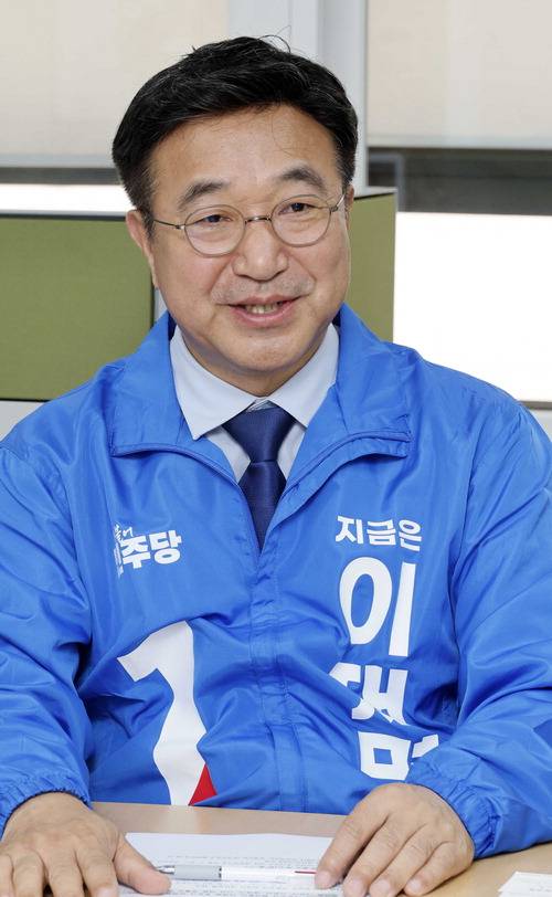 윤호중 더불어민주당 중앙선거대책위원회 총괄본부장이 1일 서울 여의도 당사에서 매일경제신문과 인터뷰하고 있다. 김호영 기자