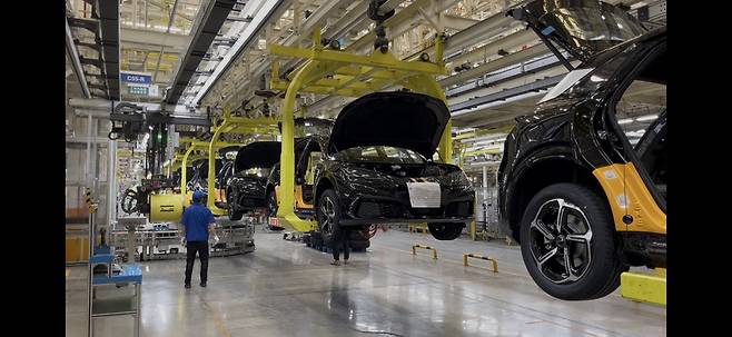 지난달 28일 방문한 중국 산둥성 지난시 소재 BYD의 전기차 공장은 올해 들어 급증한 주문을 소화하기 위해 분주한 모습이었다. 이곳에서는 '위안플러스(아토3)'와 '씰06 DM-i' 등 인기 모델을 생산 중이며 올해 들어 현재까지 생산량은 40%가량 증가했다.  지난 송광섭 특파원