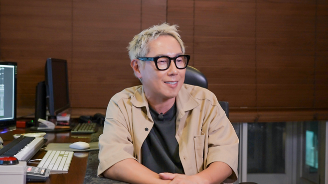 가수 윤종신 씨가 자신의 작업실에서 노래 작업에 매진하고 있다. [사진제공=-뮤직카우]