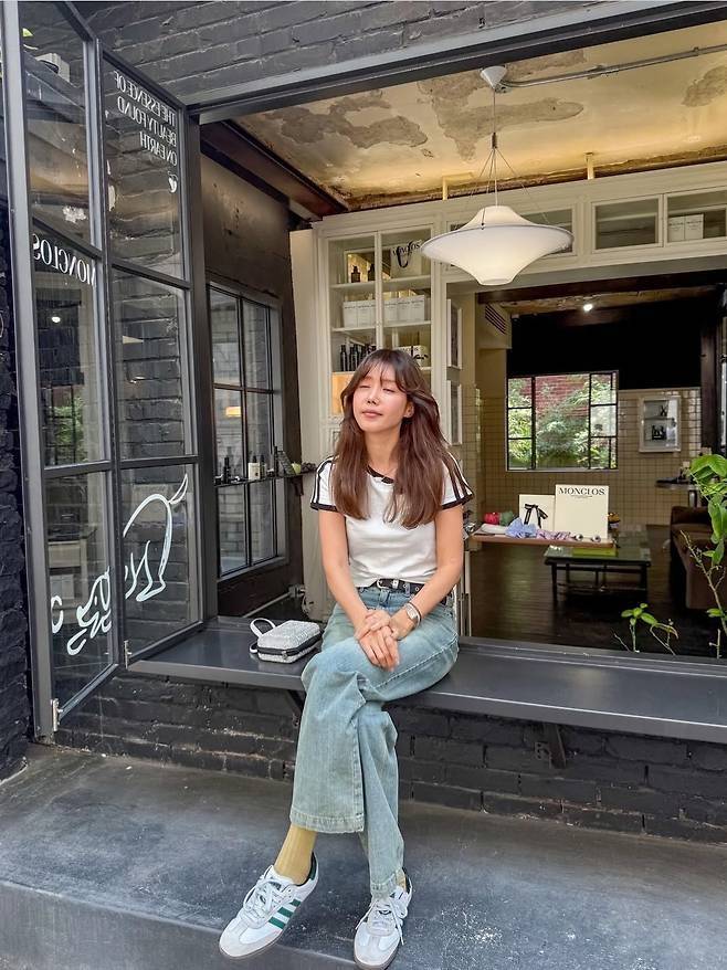 자연광이 드는 레트로 감성의 공간에서 채정안은 편안하면서도 스타일리시한 모습으로 앉아 있는 모습이었다.사진=채정안 SNS