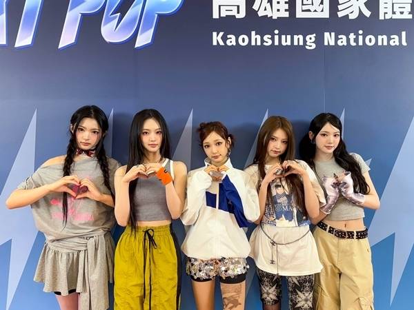 ‘젠지미(Gen Z美)’ 그룹 키키(KiiiKiii : 지유, 이솔, 수이, 하음, 키야)가 다채로운 무대로 글로벌 팬들의 마음을 물들였다.
