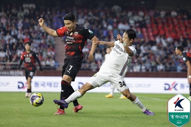 포항 스틸러스 김인성(사진 왼쪽). 사진=한국프로축구연맹