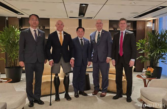 조창래 국방부 국방정책실장이 지난달 31일 싱가포르에서 열린 제22차 아시아안보회의 계기 미 하원의원 면담에서 참석자들과 기념사진을 찍고 있다. 왼쪽부터 우경석 국방부 지역안보협력TF장, 브라이언 매스트 하원의원, 조 실장, 존 물레나 하원의원, 그렉 스탠튼 하원의원. / 사진=국방부