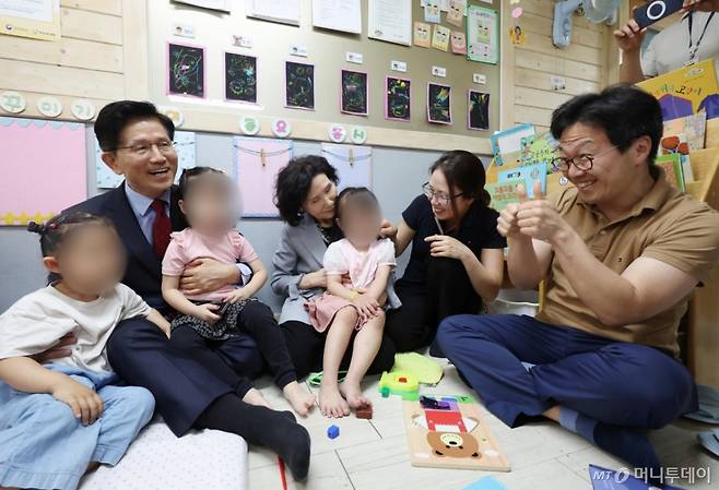 [광명=뉴시스] 고승민 기자 = 김문수 국민의힘 대선 후보와 설난영 여사, 딸 김동주 씨, 사위가 22일 경기 광명시의 한 어린이집에서 아이들을 만나고 있다. 2025.05.22. kkssmm99@newsis.com /사진=고승민