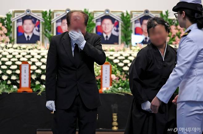 1일 경북 포항시 남구 해군 항공사령부 강당에서 엄수된 해군 P-3CK 917호기 순직자 영결식에서 유족들이 눈물을 흘리고 있다. / 사진=뉴시스