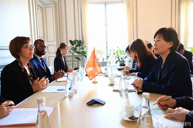 송미령 장관과 에마뉘에 수베항 사무총장이 지난 달 23일 프랑스 파리 WOAH 본부에서 면담을 갖고 한국의 가축방역 관련 주요 의제에 대해 협의하고 있다. /사진=WOAH /사진=정혁수