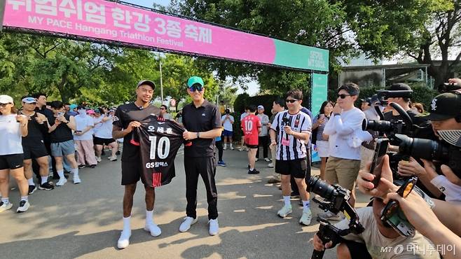 오세훈 서울시장이 1일 오전 서울 광진구 뚝섬한강공원에서 열린 쉬엄쉬엄 한강 3종 축제 10km 달리기 출발점에서 FC서울 소속 축구선수 제시 린가드에게 유니폼을 선물받은 뒤 기념촬영하고 있다./사진=정세진 기자