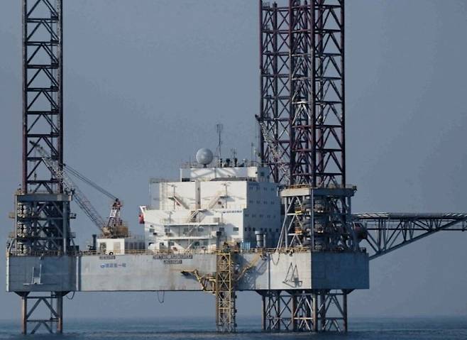 중국이 서해 한중 잠정조치수역(PMZ)에 설치하며 주장한 '양어장 관리 지원 시설'. 한국해양과학기술원(KIOST)의 해양조사선 온누리호가 현장 조사 중 촬영한 사진. / 사진=한국해양과학기술원(KIOST)