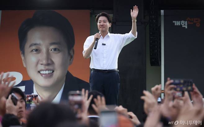 [서울=뉴시스] 조성봉 기자 = 이준석 개혁신당 대선후보가 1일 오후 서울 중구 서울역광장에서 열린 유세에서 지지를 호소하고 있다.2025.06.01.  /사진=조성봉