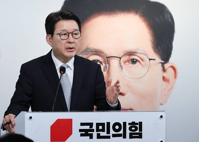 신동욱 국민의힘 중앙선거대책위원회 대변인단 단장이 1일 '이재명 더불어민주당 대선 후보의 포상금 통치 발상은 민주주의 붕괴'라고 지적했다. 사진은 지난달 23일 서울 여의도 당사에서 선거대책위원회 백브리핑하는 신 수석대변인. /사진=뉴스1