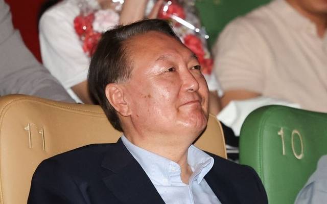 윤석열 전 대통령이 21일 오전 서울 중구 메가박스 동대문점에서 다큐멘터리 영화 ‘부정선거, 신의 작품인가’ 관람을 마친 뒤 미소짓고 있다.  뉴시스