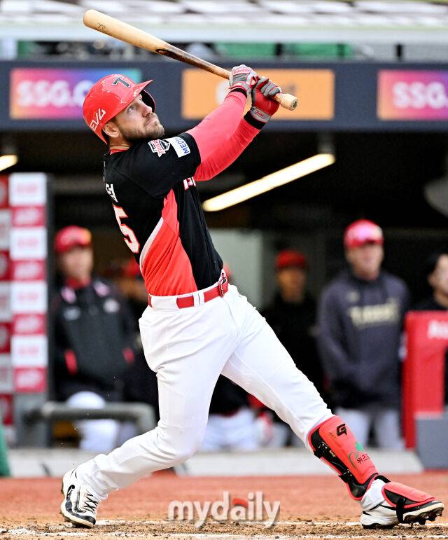 10일 오후 인천광역시 문학동 SSG랜더스필드에서 진행된 '2025 프로야구 KBO리그' SSG랜더스와 KIA타이거즈의 경기. 기아 위즈덤이 6회초 1사 3루서 1타점 희생타를 치고 있다./마이데일리