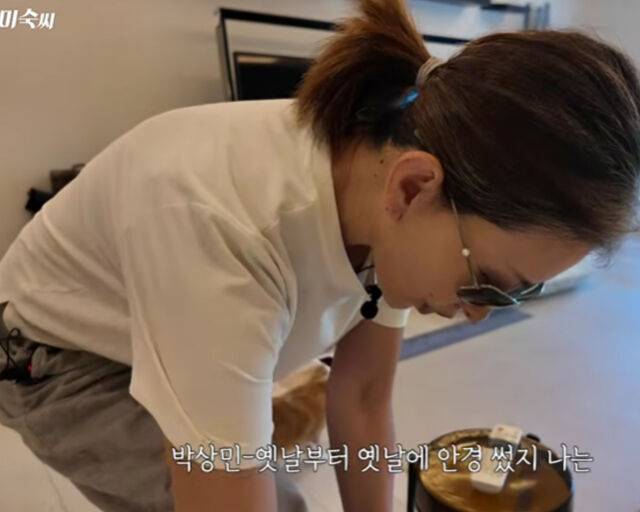 이미숙이 빨래를 널 때도 선글라스를 낀다고 말했다. / 유튜브 '숙스러운 미숙씨' 캡처