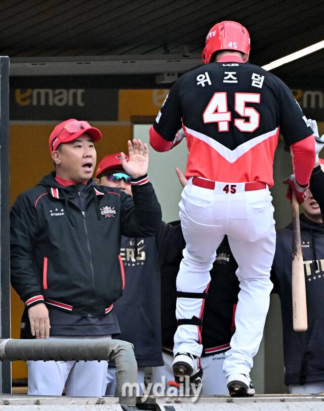 10일 오후 인천광역시 문학동 SSG랜더스필드에서 진행된 '2025 프로야구 KBO리그' SSG랜더스와 KIA타이거즈의 경기. 기아 이범호 감독이 6회초 1사 3루서 1타점 희생타를 친 위즈덤과 환호하고 있다./마이데일리