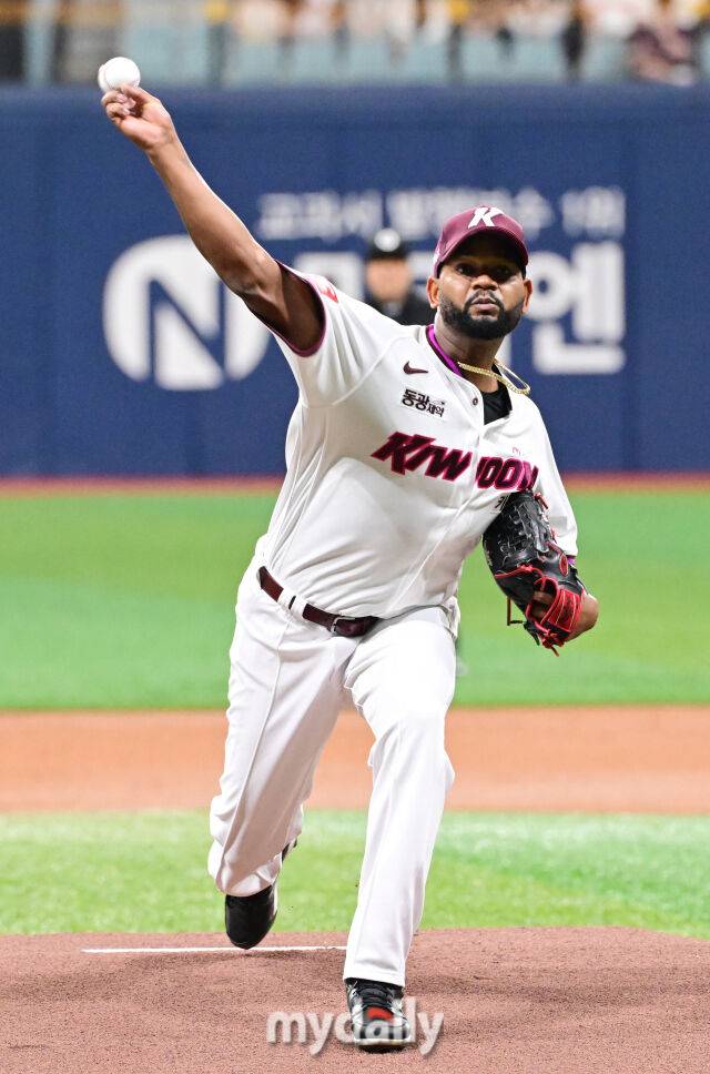 1일 오후 서울 고척스카이돔에서 진행된 '2025 프로야구 KBO리그' 두산-키움의 경기. 키움 선발 알칸타라가 역투를 펼치고 있다./고척 = 곽경훈 기자