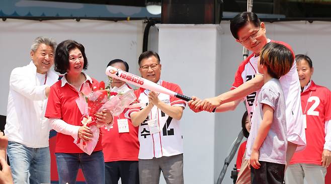김문수 국민의힘 대선 후보가 지난달 31일 강원 속초시 관광수산시장에서 열린 속초시·인제군·고성군·양양군 합동유세에서 지지를 호소하고 있다.  [연합]