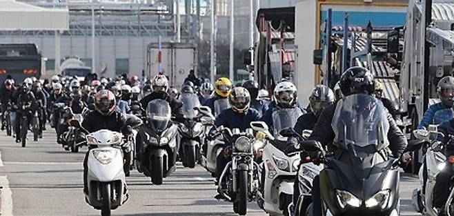 해당 사진은 기사 본문과 관계없습니다. 퇴근하는 현대차 울산공장 직원들. [연합]