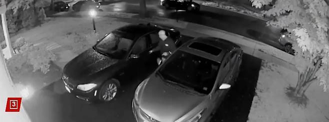 지난 5월 4일(현지시간) 미국 미시시피주 로럴시의 한 주차장에서 한 남성이 차에 불법 침입하는 모습. [인터넷 캡처]